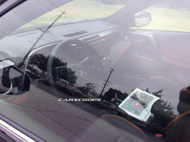 Первые фотографии рестайлингово кроссовера Toyota RAV4