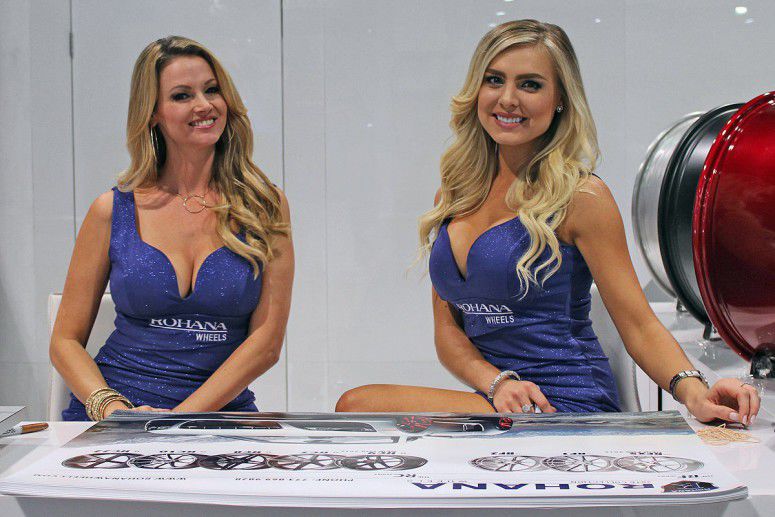 Девушки автосалона SEMA 2015 удивили своей распущенностью
