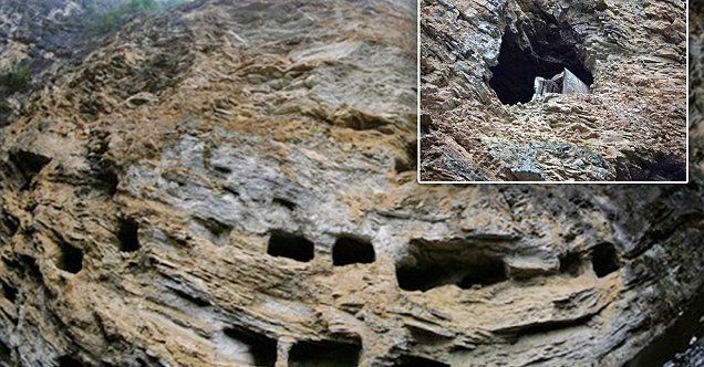 В Китае нашли древнее захоронение из ста висячих гробов