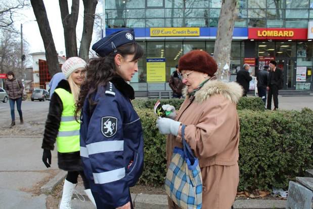 Недисциплинированным пешеходам в Кишиневе раздавали конфеты