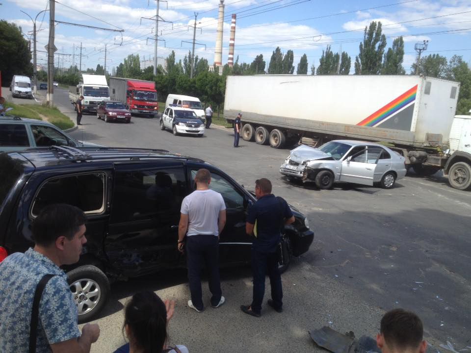 Două automobile, grav avariate într-un accident pe strada Meşterul Manole din capitală