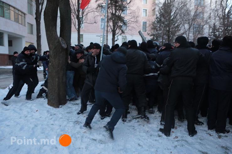 Молдавская оппозиция протестует у парламента