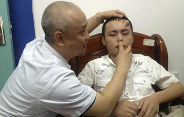 Хирурги вырастили на лбу пациента еще один нос