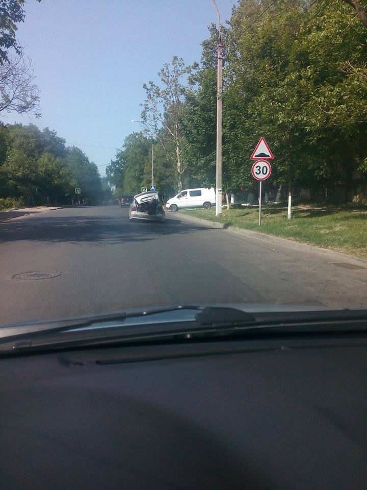 Автовладелец надругался над собственным автомобилем, забив багажник старым железом