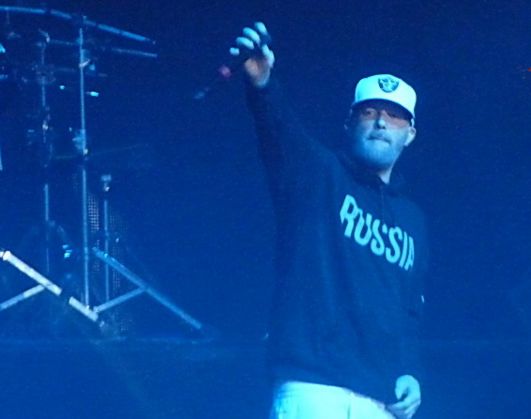 Лидер Limp Bizkit Фред Дерст вышел на сцену с плакатом "Крым = Россия"