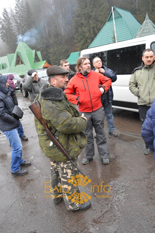Люди приехали посмотреть на еще одну резиденцию Януковича