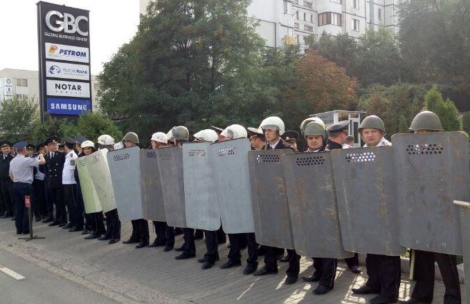 Плахотнюк заставил полицию охранять свой офис