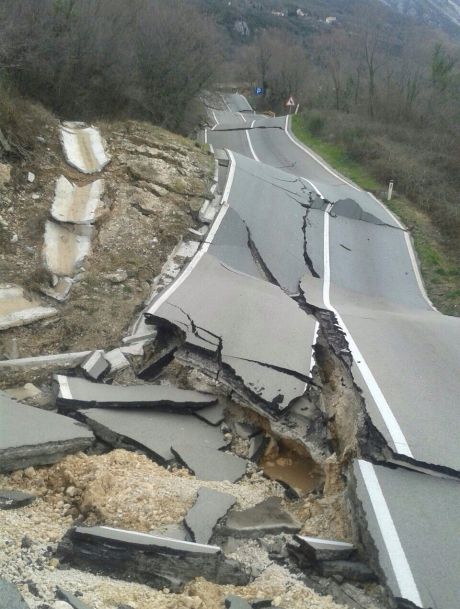 Cum a ajuns o şosea după ce a fost afectată de o alunecare de teren
