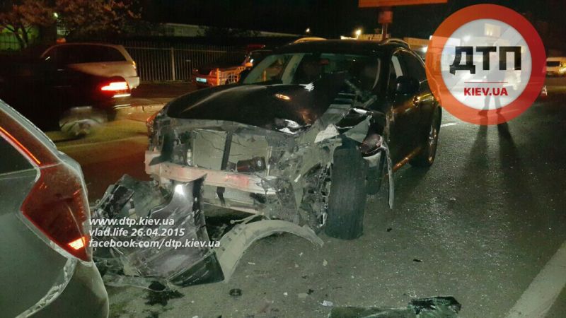 В Киеве сотрудник МВД на Infiniti протаранил четыре авто