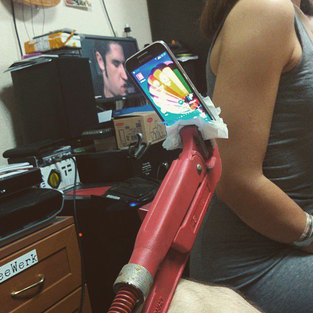 Bățul pentru selfie pe care orice gospodar moldovean îl are acasă