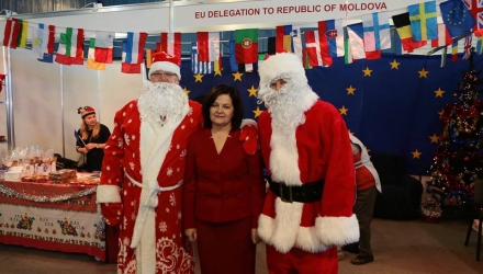 Первая леди приняла участие в зимней благотворительной ярмарке