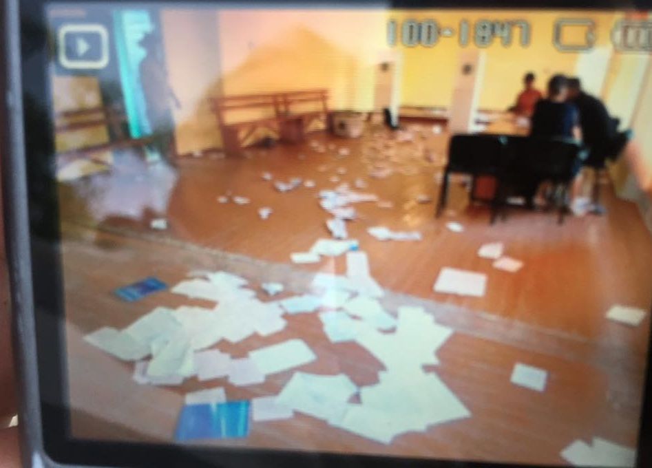 Bătaie la o secţie de votare! S-au spart urnele de vot şi a fost distrus un calculator