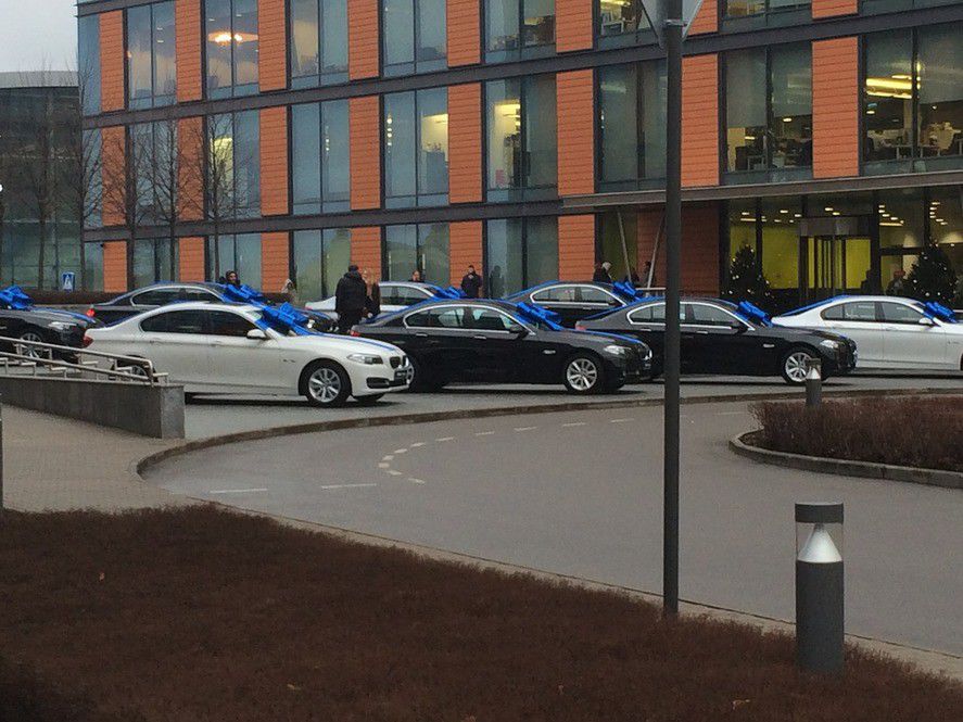 Олег Тиньков подарил автомобили BMW 5 серии восьми первым сотрудникам своего банка