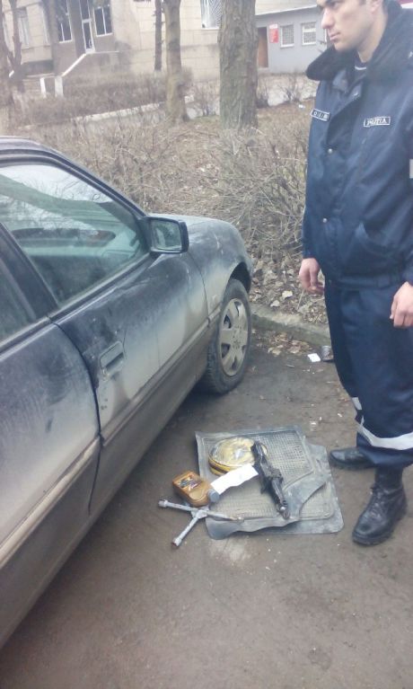 Doi hoţi, prinşi în timp ce furau dintr-un automobil
