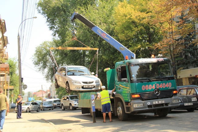 В Кишиневе эвакуируют неправильно припаркованные авто