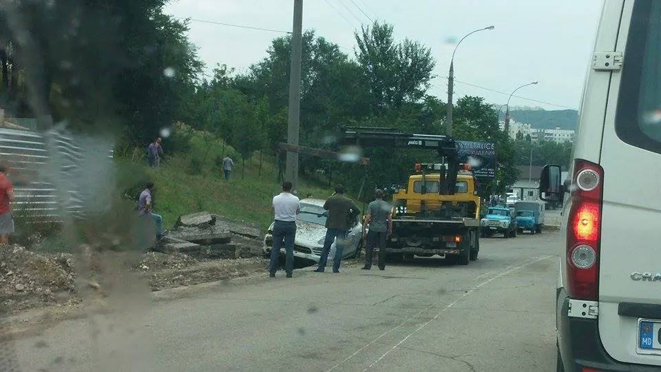В Кишиневе девушка на Porsche угодила в кювет