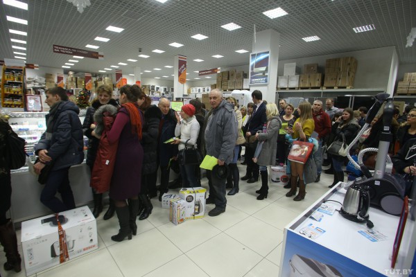 Белорусы в панике скупают технику и продукты питания
