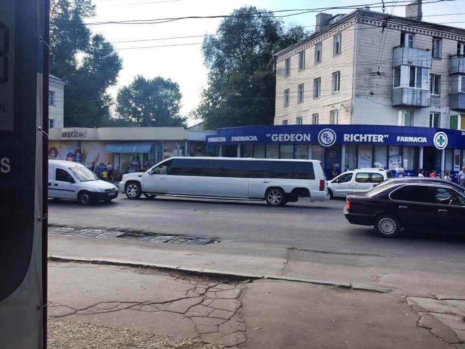 В Кишиневе замечен свадебный лимузин без задних колес