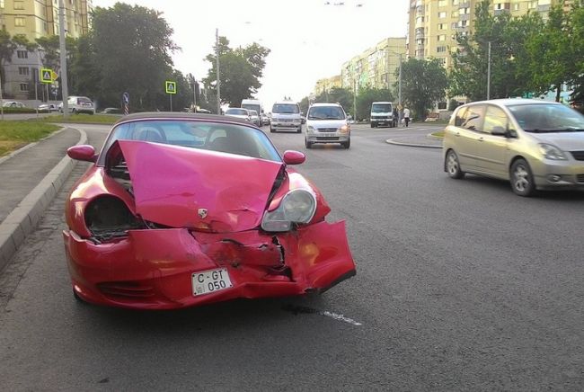 На Чеканах в ДТП попал автомобиль класса «люкс»