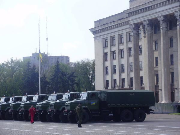 К Дому профсоюзов в Одессе стянули бронетехнику и 2000 силовиков