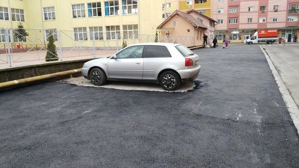 Rezultatul muncitorilor care au asfaltat o parcare