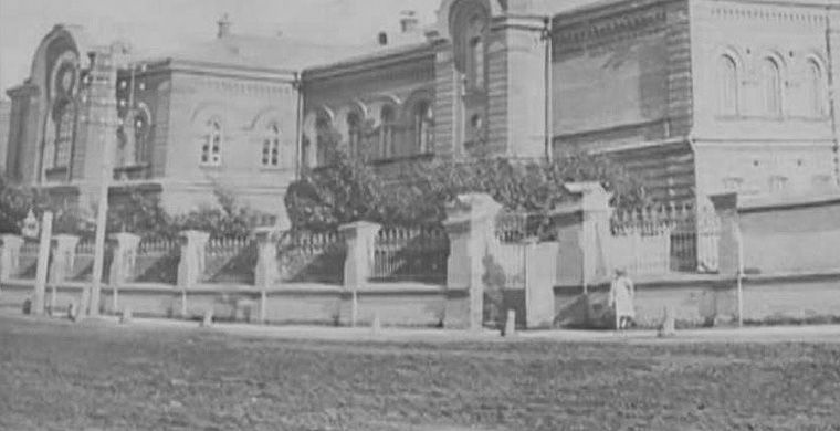 На фотографиях начала XX века в Красноярске замечена "девочка-фантом"