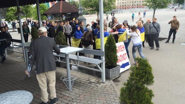 В Харькове облили кефиром пророссийски настроенных девушек