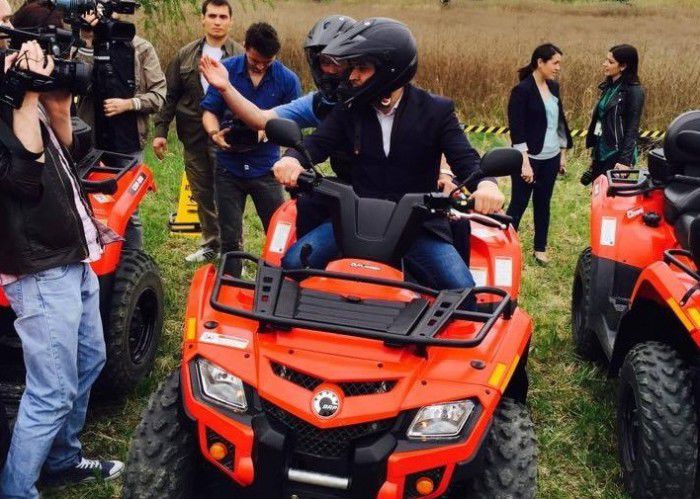 Chiril Gaburici la volanul unui ATV