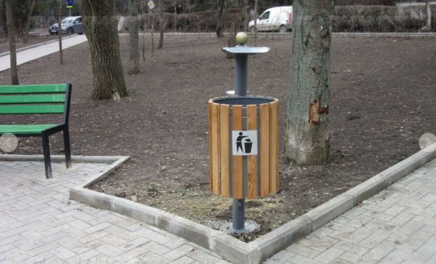 Горожане раскритиковали новые урны, установленные столичной администрацией
