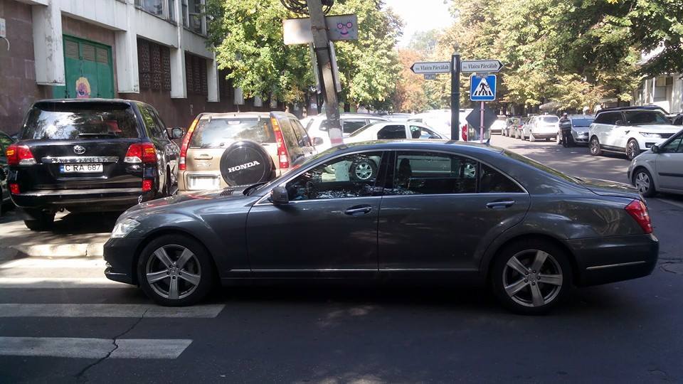 «Мерседес» припарковался прямо на зебре в центре столицы