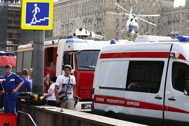 Пострадавших в аварии в московском метро вывозят в больницы на вертолётах