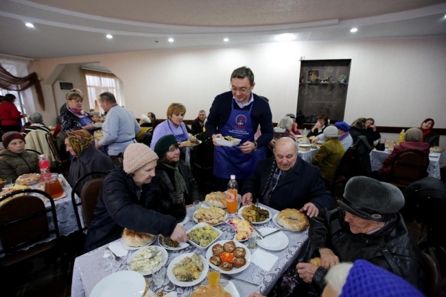 Как политики доказывают свою близость к народу в борьбе за голоса