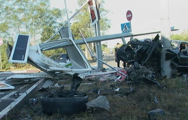 В Киеве Mercedes влетел в заправку: есть пострадавшие