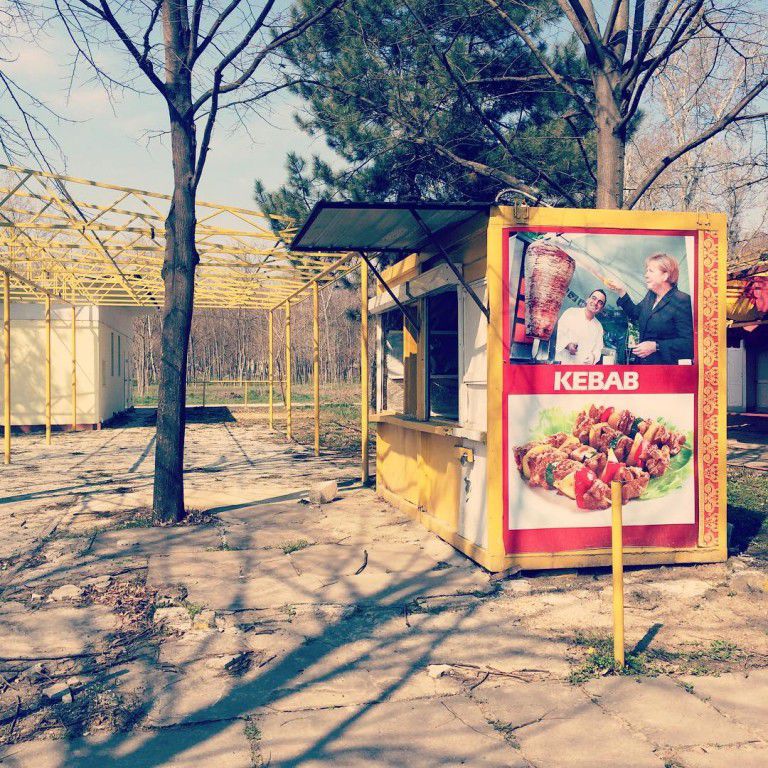 Angela Merkel face reclamă la kebab, în Vadul lui Vodă