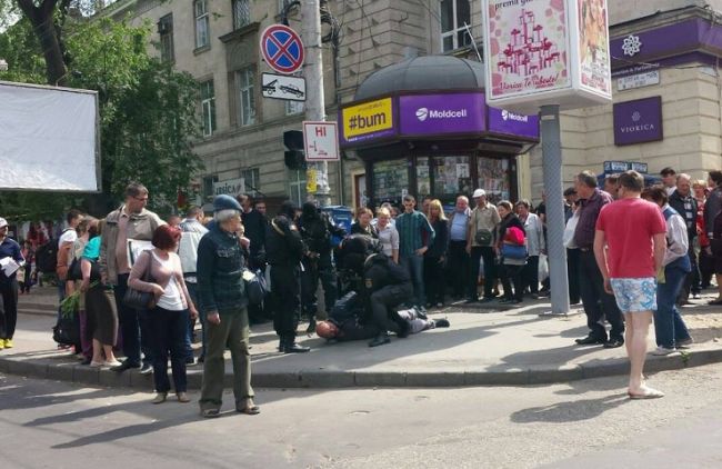 В центре Кишинева силовики в масках задержали мужчину