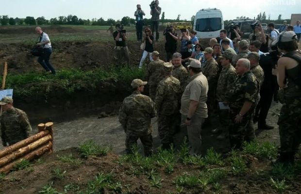 Порошенко  инспектирует оборонительные сооружения под Мариуполем