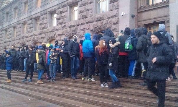 У киевской мэрии началась акция против повышения тарифов