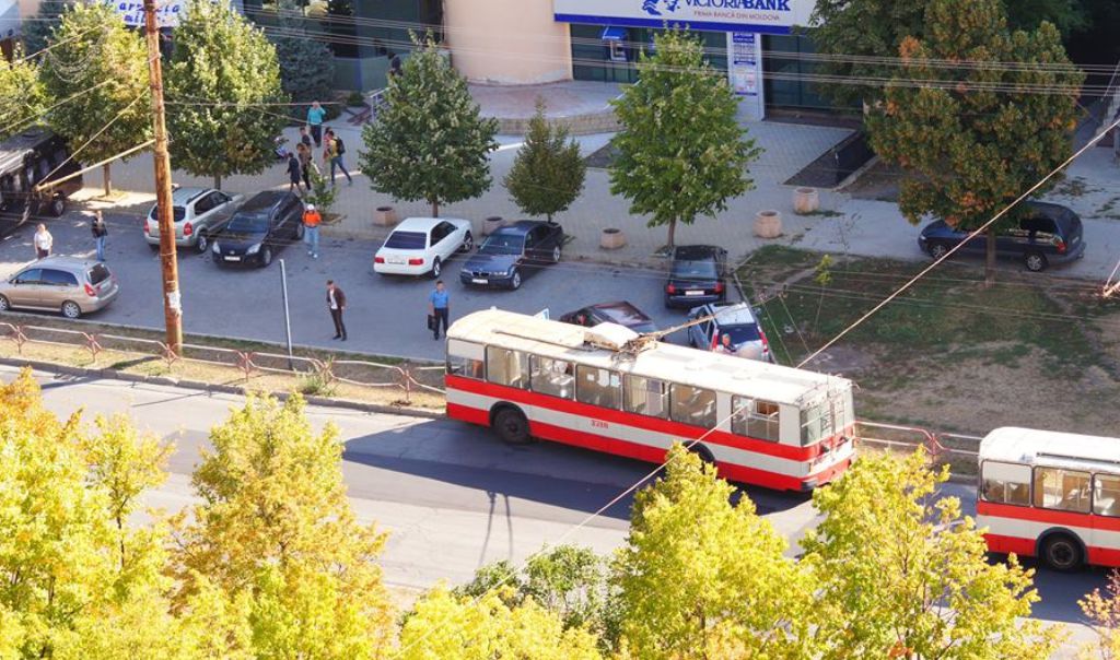 Троллейбус врезался в дорожное ограждение на проспекте Мирчи чел Бэтрын
