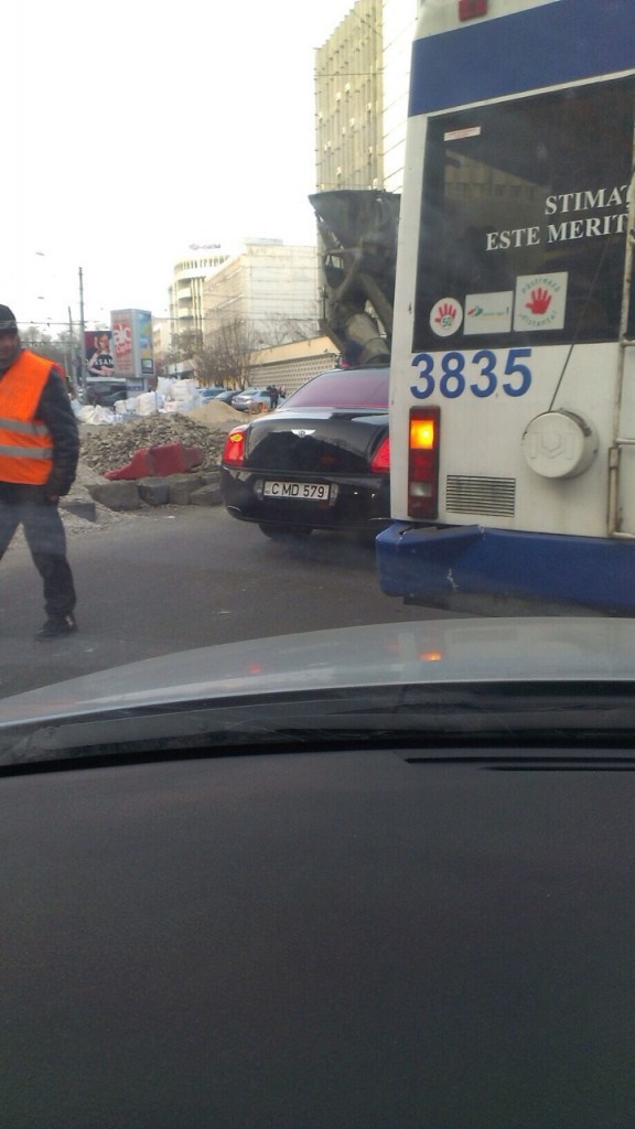 În Chișinău un Bentley s-a ciocnit cu un troleibuz