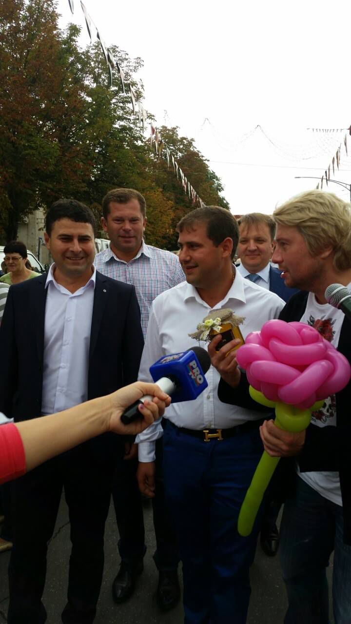 Басков в Оргееве купил молдавских фруктов и овощей