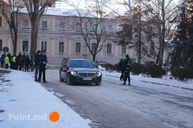 Молдавская оппозиция протестует у парламента