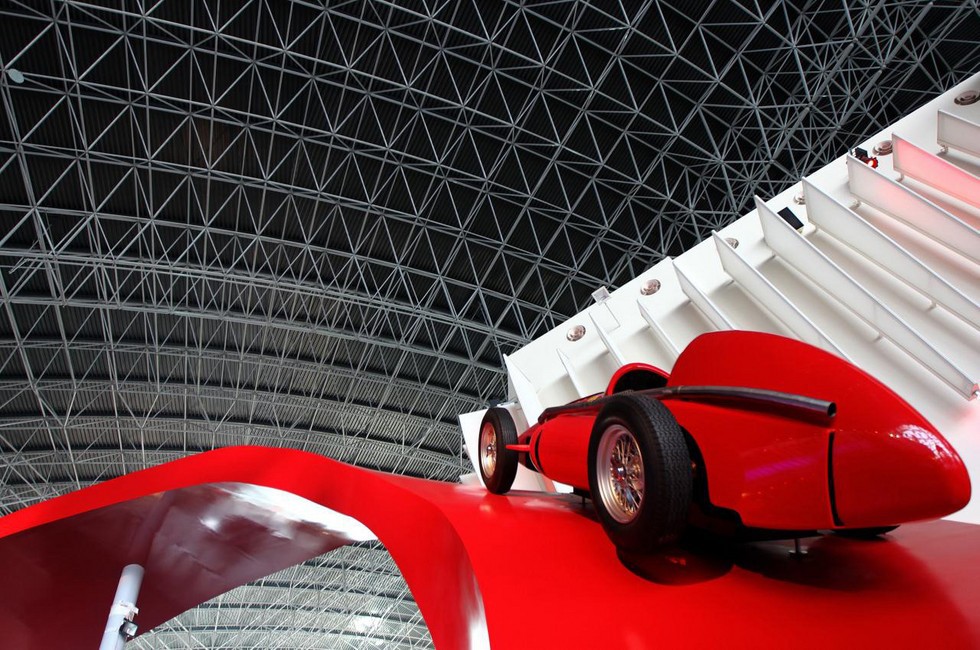 Ferrari World: ошеломляющий парк скорости