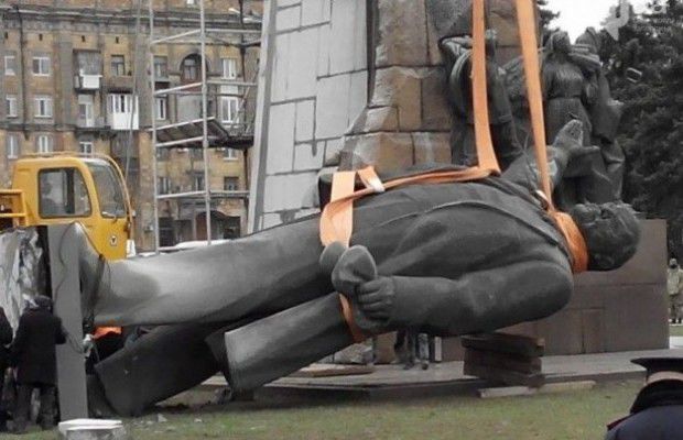 В Запорожье под гимн Украины снесли крупнейший памятник Ленину
