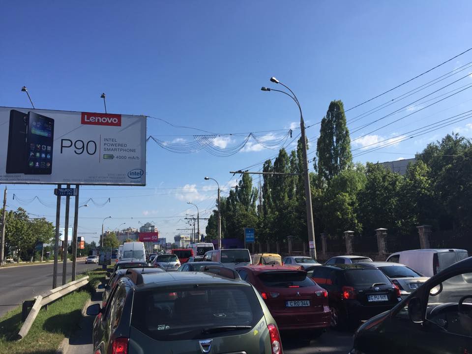 Trafic paralizat pe viaduct. S-au creat cozi de aproape un km