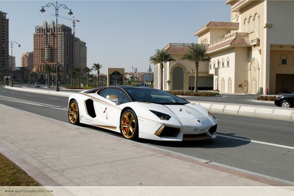 В ОАЭ представили золотой Lamborghini