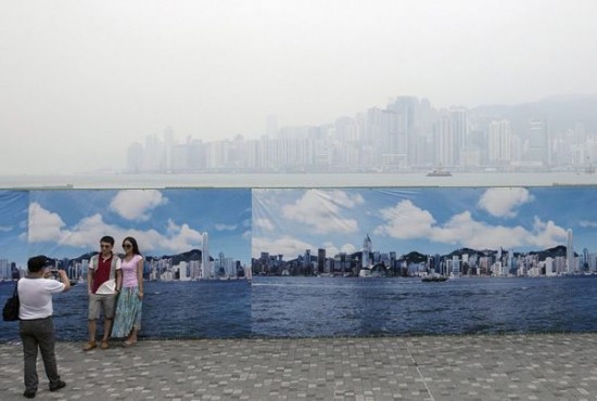 La ce duce poluarea extremă: Cum sunt nevoiţi să se pozeze turiştii din Hong Kong