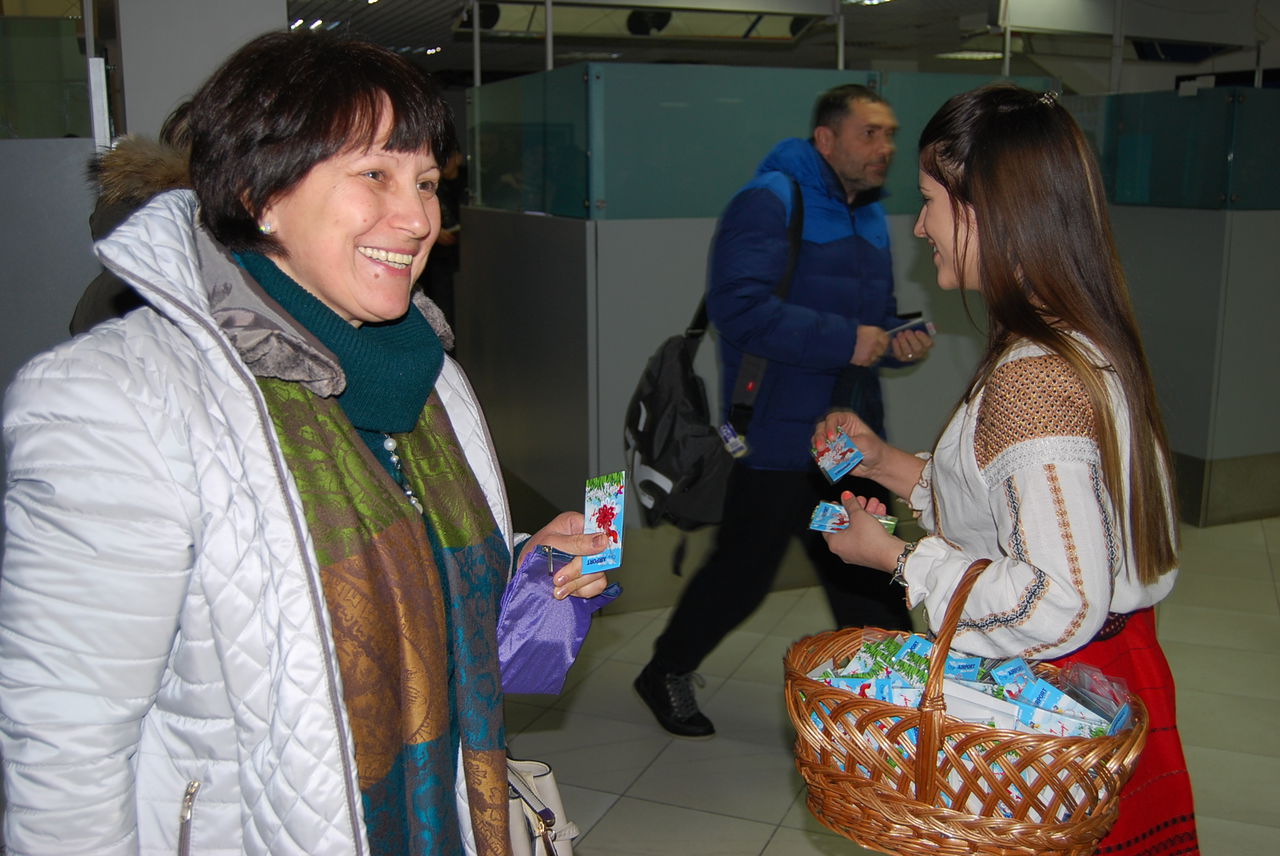 Mii de mărţişoare oferite în dar pasagerilor pe aeroportul Chişinău
