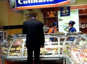 Мариан Лупу вместо общения с прессой пошел купить еды