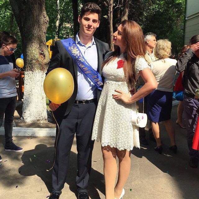 Jasmin, alături de fiul ei la ceremonia de absolvire a liceului