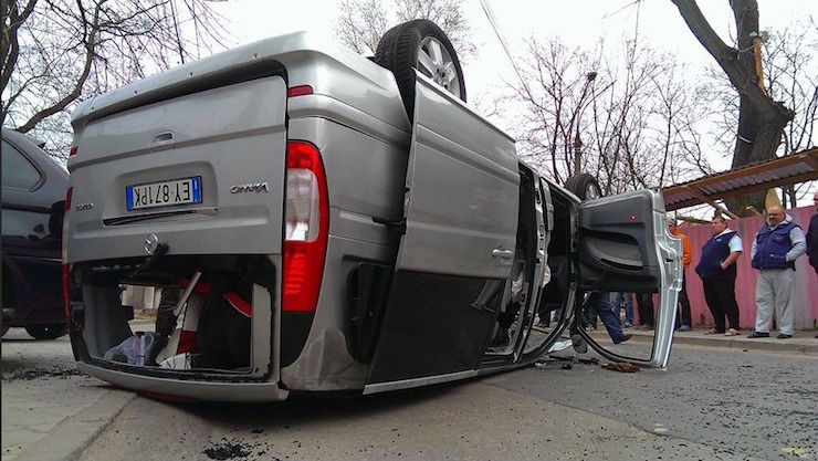 В центре Кишинева в результате ДТП перевернулся автомобиль